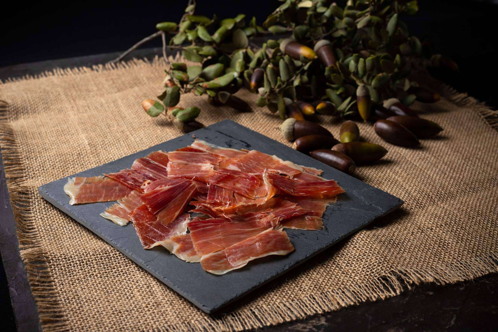 El jamón reserva de bodega es uno de los productos más demandados de Embutidos Castro