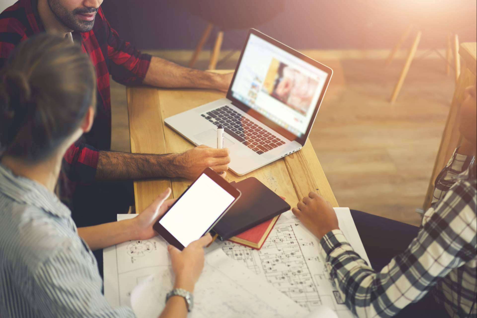 ¿Cómo trabajar desde una laptop y vivir de Internet con Ofertas777?