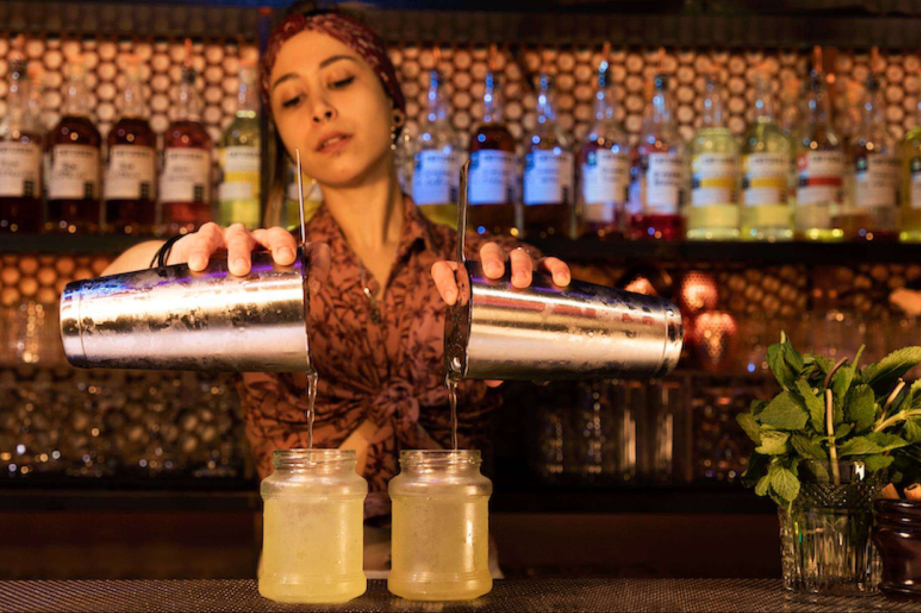 ESCOM permite formarse como Barmaid y promueve que mujeres ganen terreno en el sector del bartending