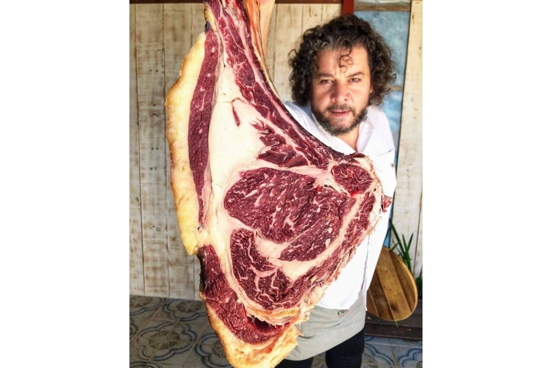 El hombre que pasea las carnes y Taberna A de Lino se constituyen como una referencia en carne y vino en Galicia