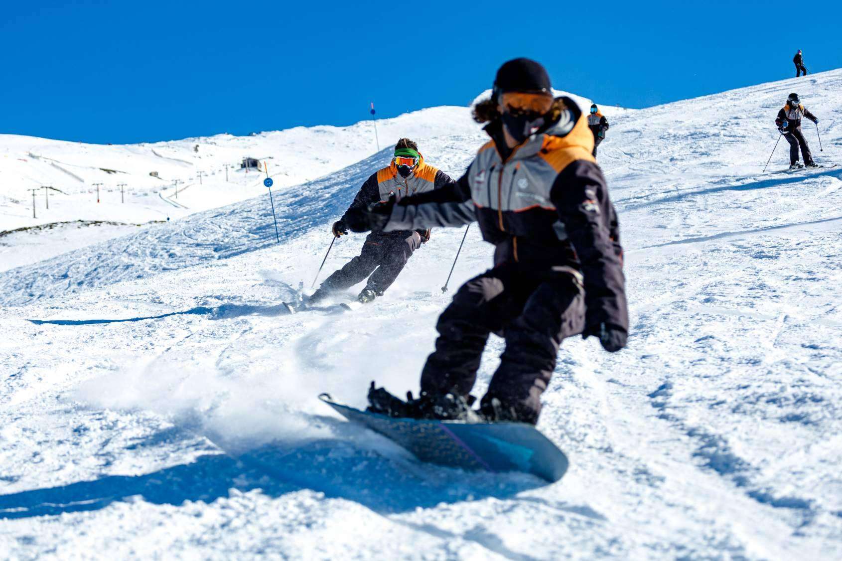 Clases y alquiler de equipos de snowboard y esquí en Sierra Nevada de la mano de Snowmotion