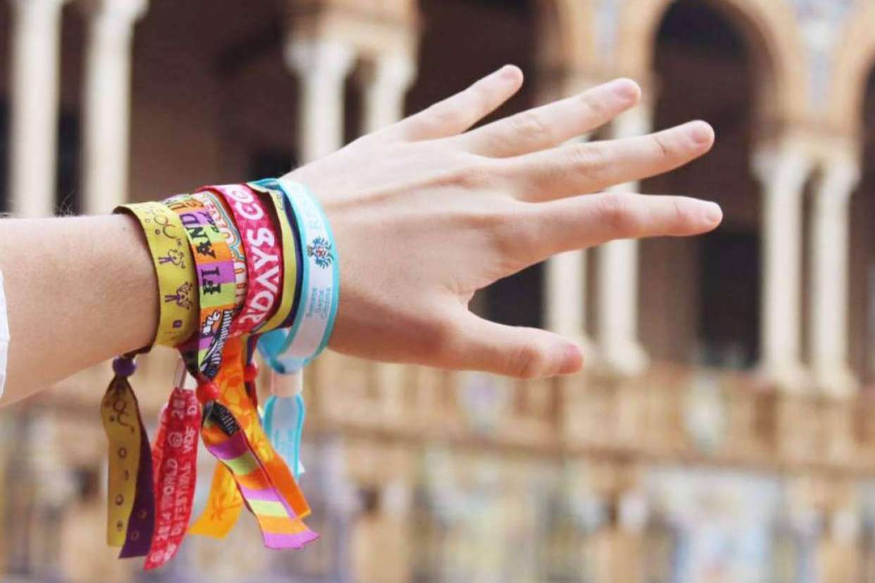 ¿Cómo recaudan fondos las asociaciones y ONG?, las pulseras de tela personalizadas de TheKingPulseras.com