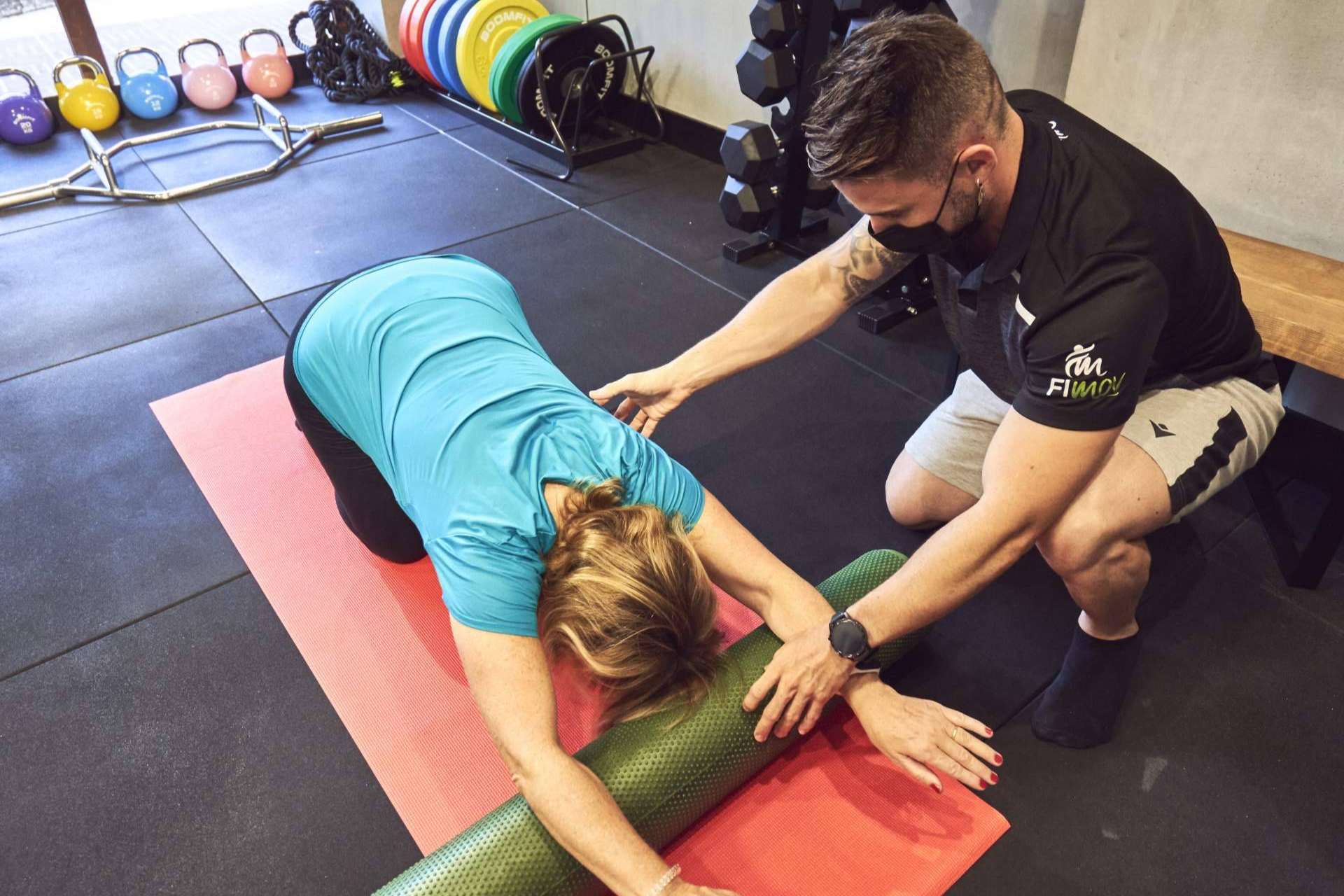La importancia de la fisioterapia para mejorar el dolor de espalda de la mano de FiMov