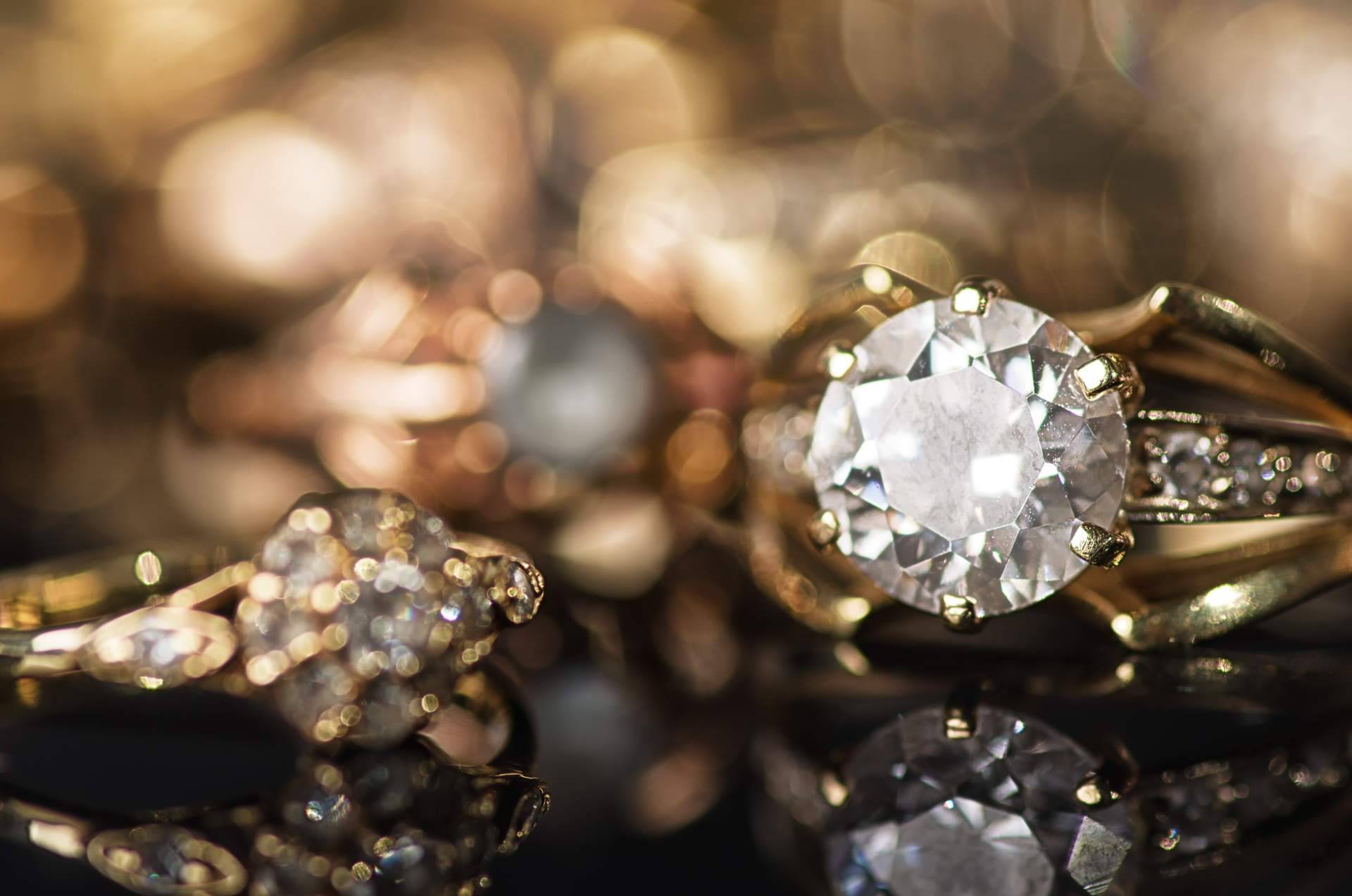 Un toque elegante y sofisticado con los pendientes de oro El Rubí