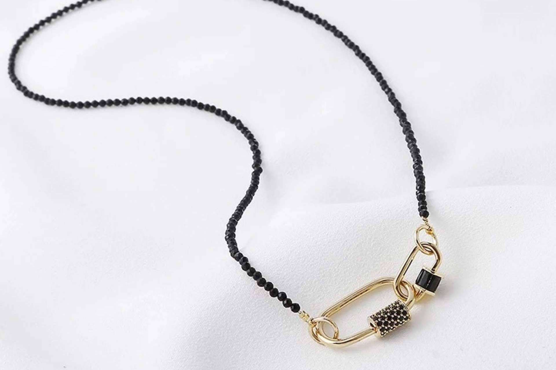 Tulipan Jewelry es una tienda que se especializa en la creación de joyas de plata