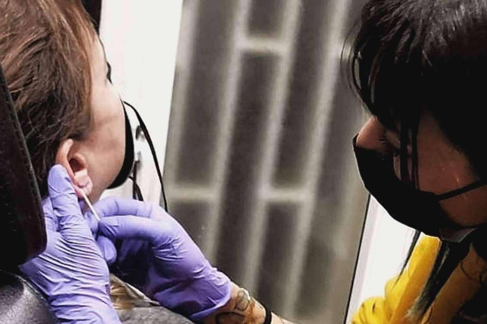 ¿Por qué razones no deben hacerse piercings con pistola?, según Steel of Doom