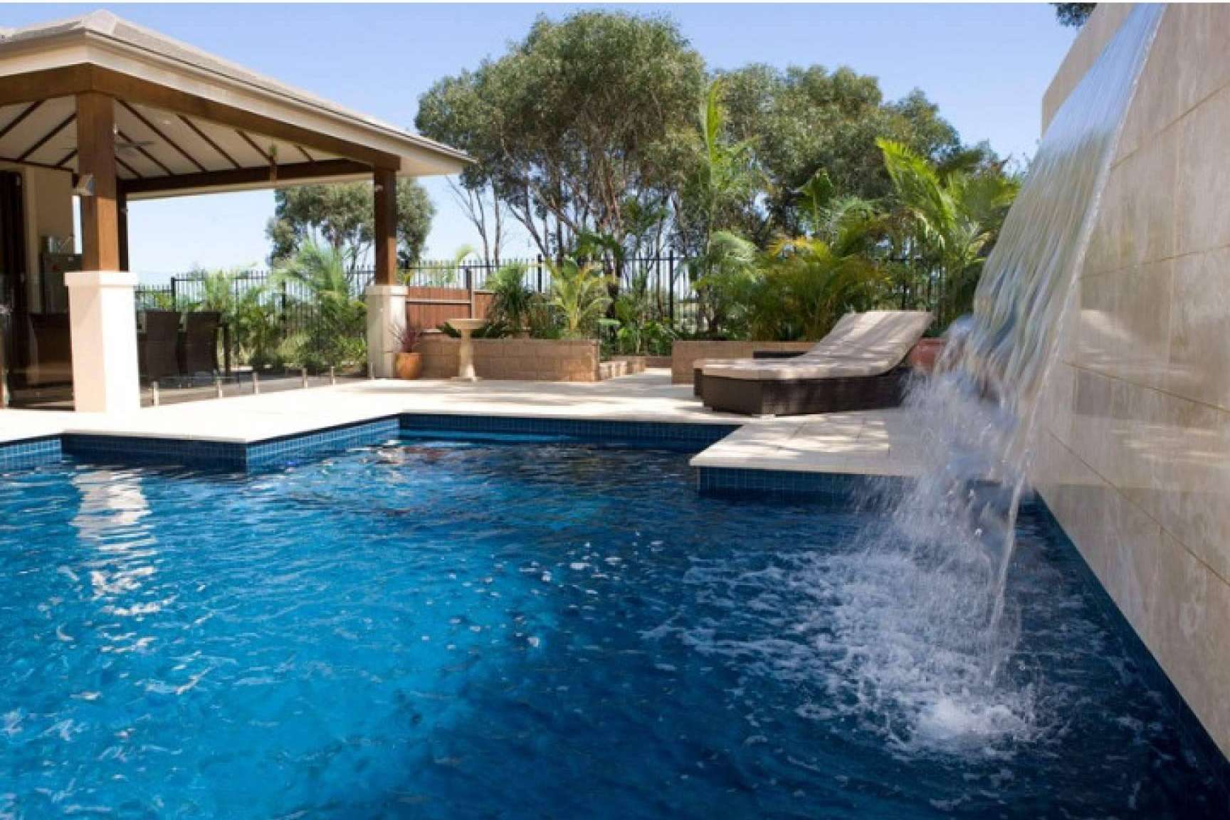 Elegancia y estilo en las piscinas con las cascadas acrílicas de la empresa Warmpool