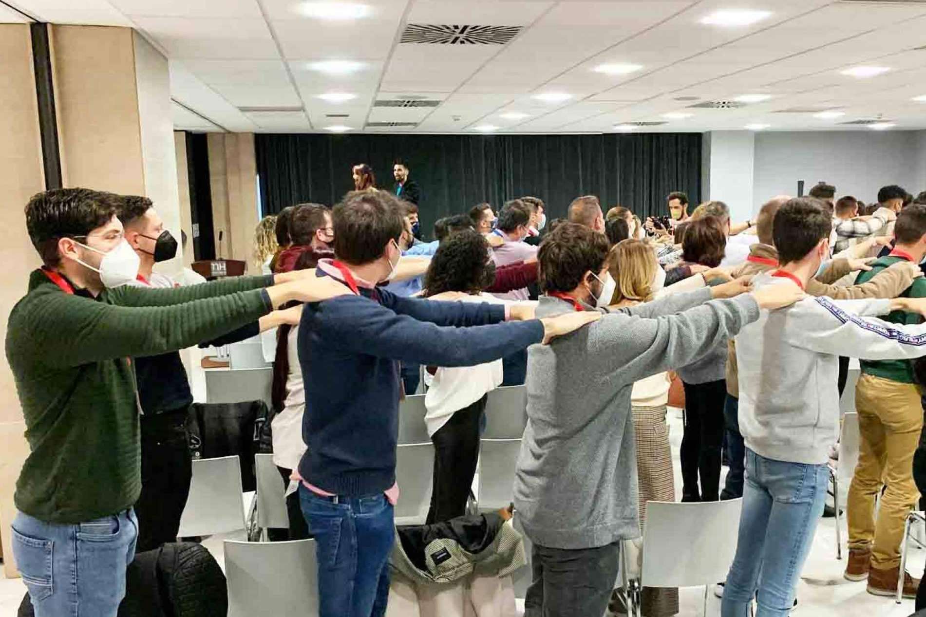 ImproVivencia ayuda a crear historias sin guion previo, gracias a la escucha activa, el trabajo en equipo y la creatividad