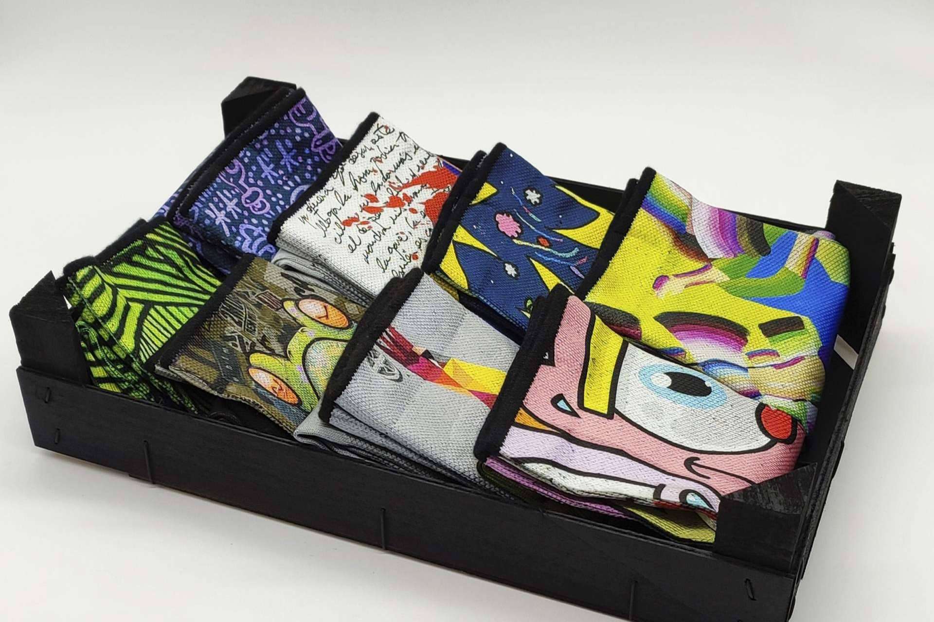 Vestir arte urbano con los calcetines divertidos de ISOKISI