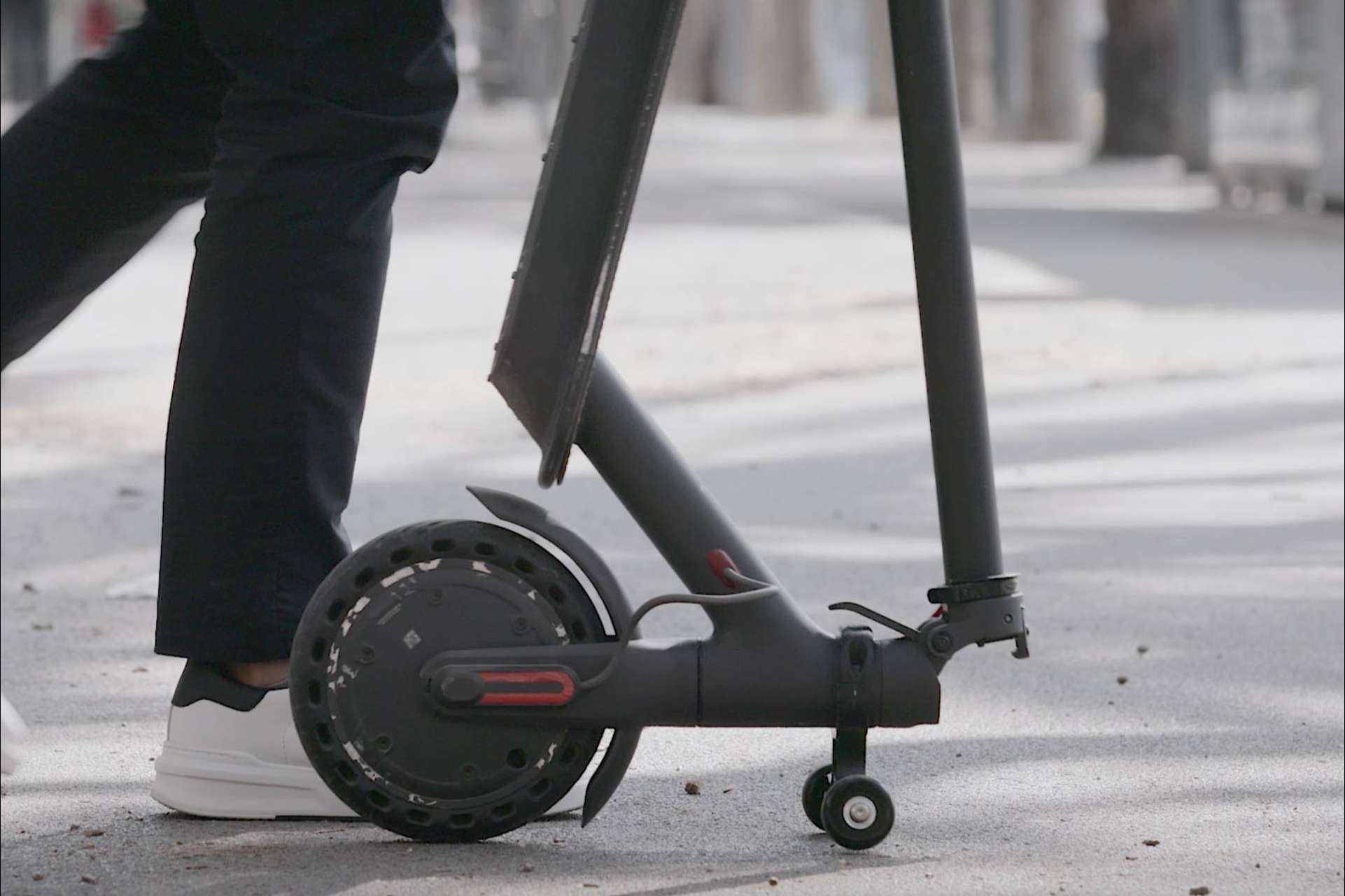 El soporte para guardar en vertical el patinete de Techmotion Electronics ya ha conseguido un 25 % de su objetivo de financiación en su primera semana de campaña de crowdfunding