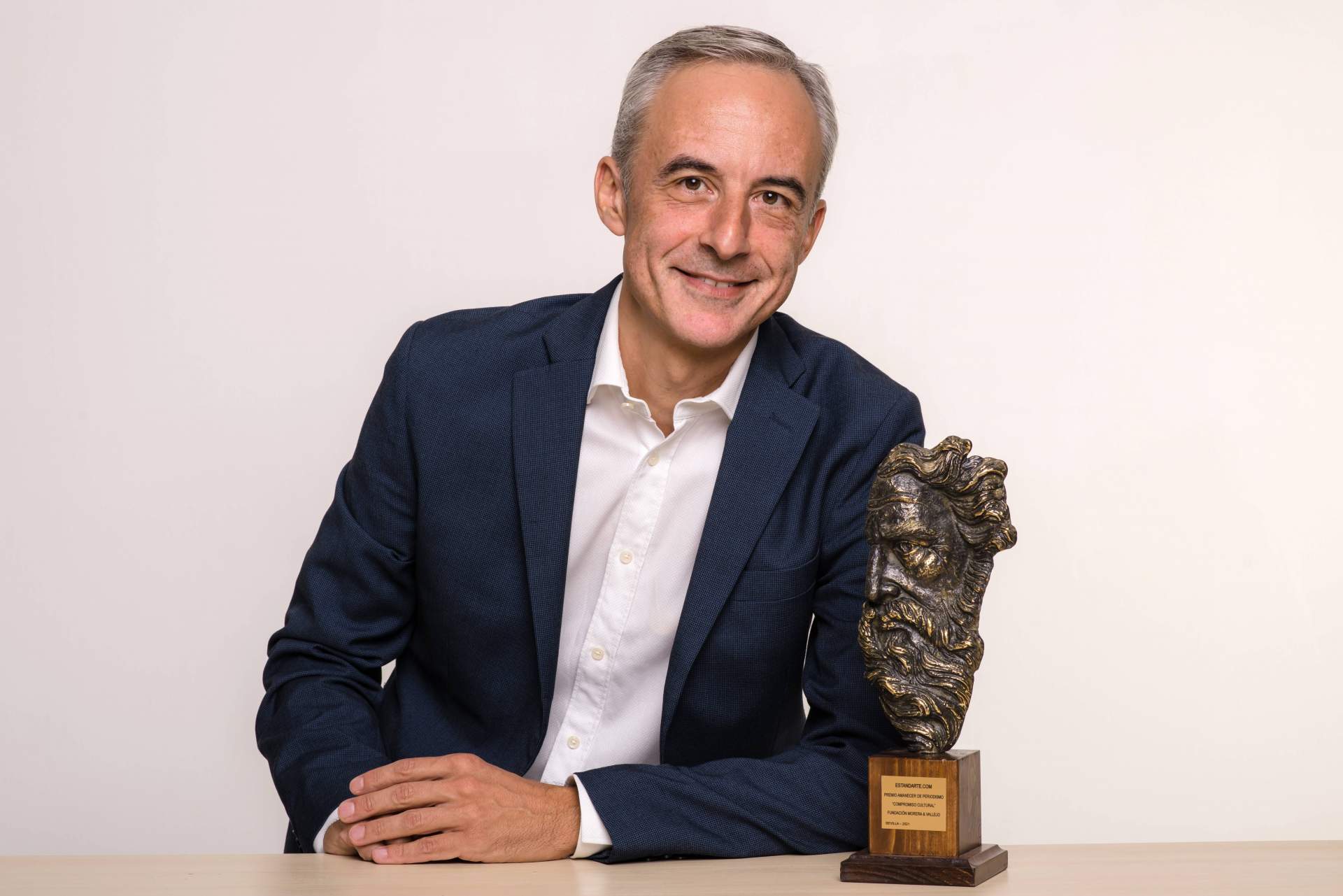 Jorge Segado, fundador de Estandarte.com, recibe el Premio Amanecer de Periodismo