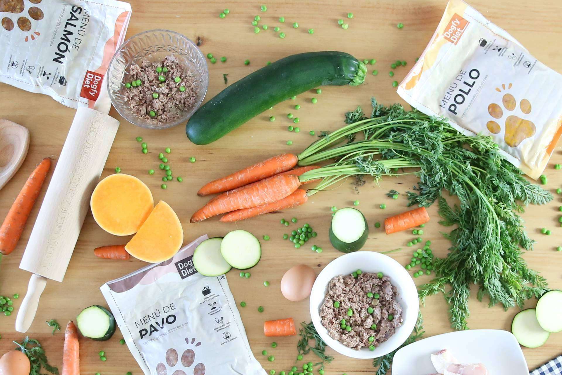 Las diferencias entre la dieta BARF vs comida natural para perros cocinada, de la mano de Dogfy Diet