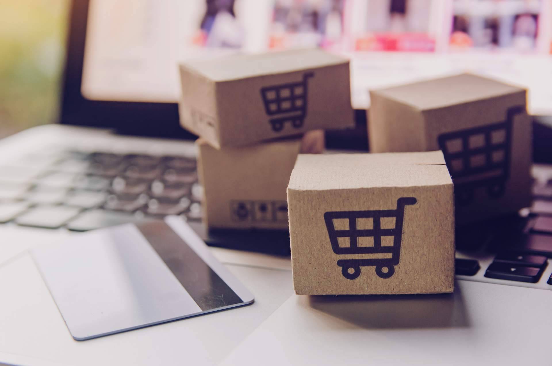 Crear tiendas en línea y emprender de forma online, a través de las cajas de devoluciones de Amazon