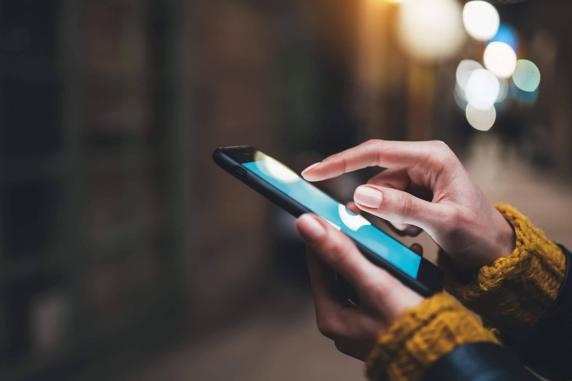 La herramienta que en 6 respuestas a un WhatsApp permite crear una tienda online y gestionar envíos, MercApp