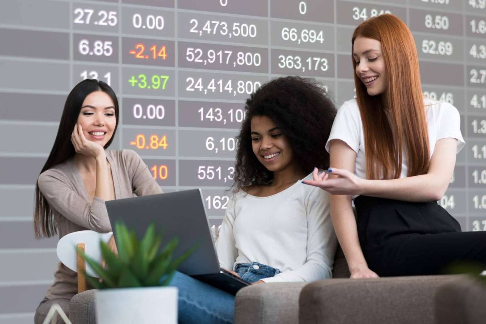 HollyMontt lanza su innovador simulador de inversiones en una nueva versión gamificada que sirve para aprender a invertir en los mercados financieros