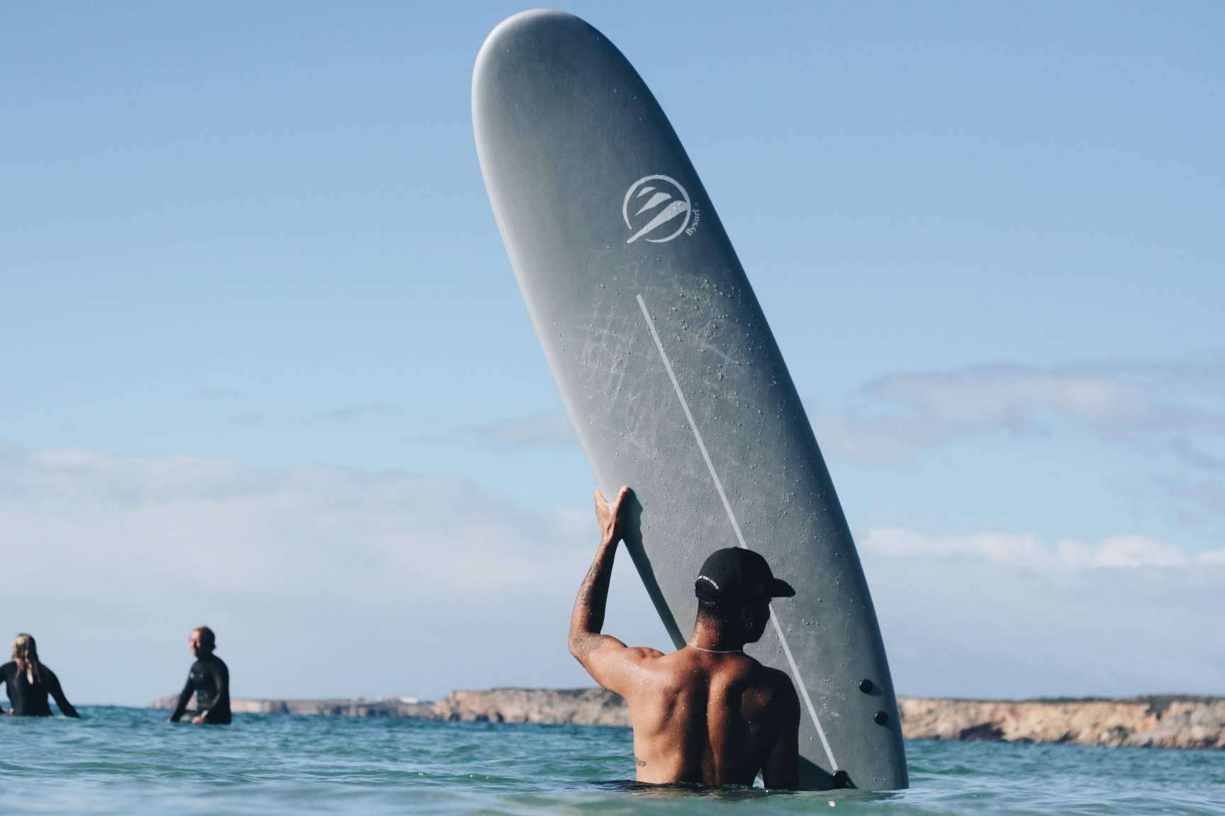 ¿Cómo elegir la tabla de surf adecuada para empezar en el mundo del surf?
