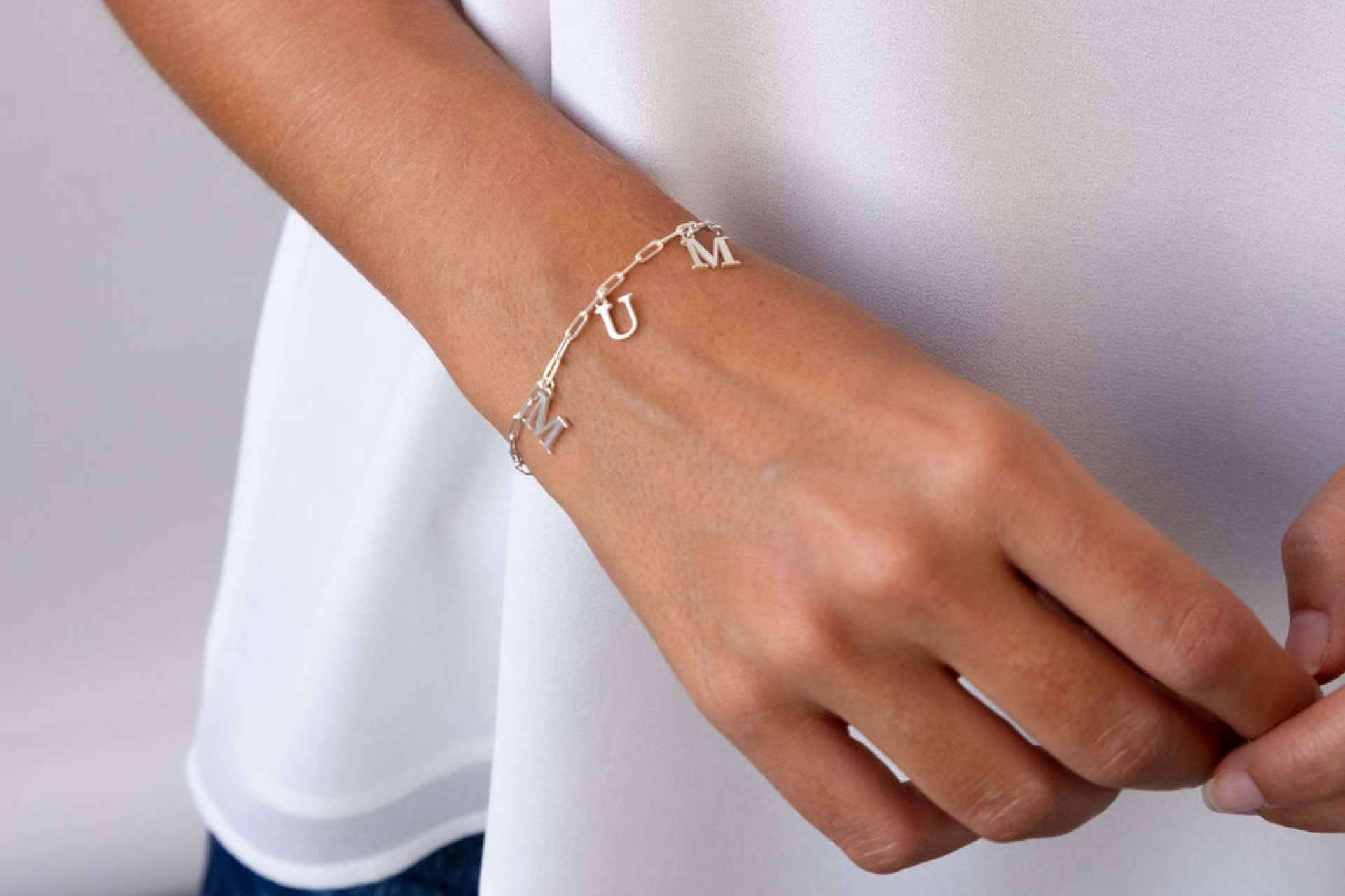 Pulseras con iniciales, un regalo significativo para una persona especial