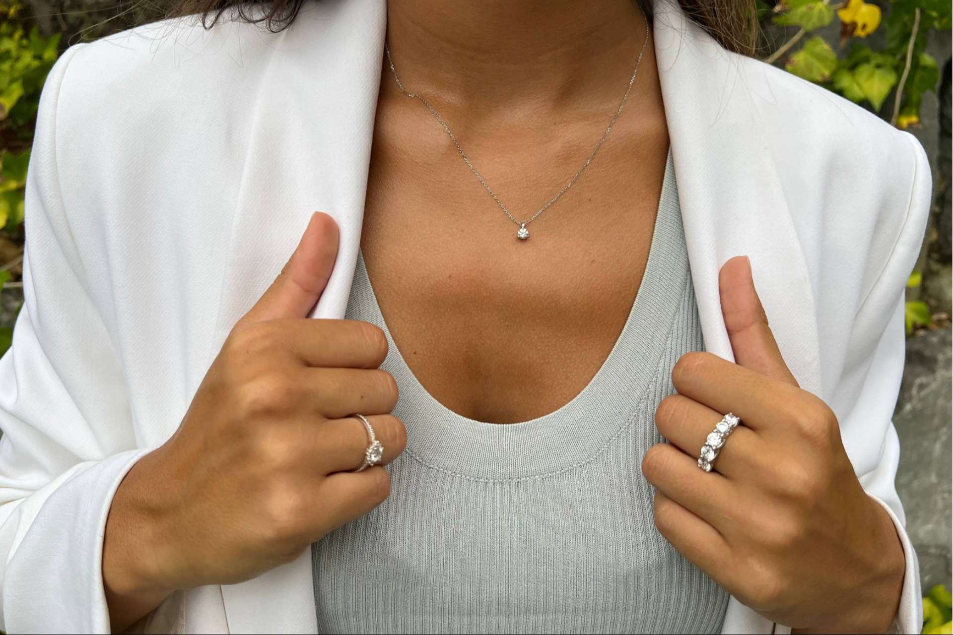 Joyas básicas, ideales para lucir después del verano con una piel bronceada