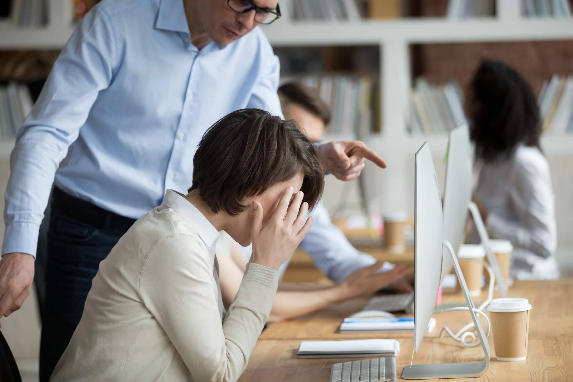 ¿Cómo denunciar acoso laboral de un compañero? Los consejos de Tierno Centella