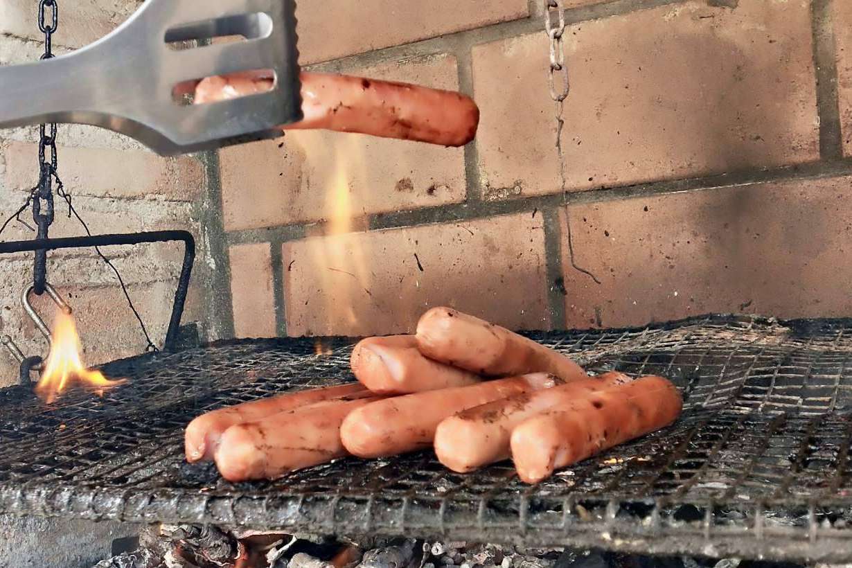 D´Carnilsa cuenta con salchicha ranchera colombiana crujiente y sabrosa
