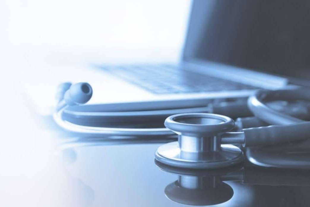 Cursos para celadores con Universal Formación, una de las profesiones que más crece en el sector sanitario