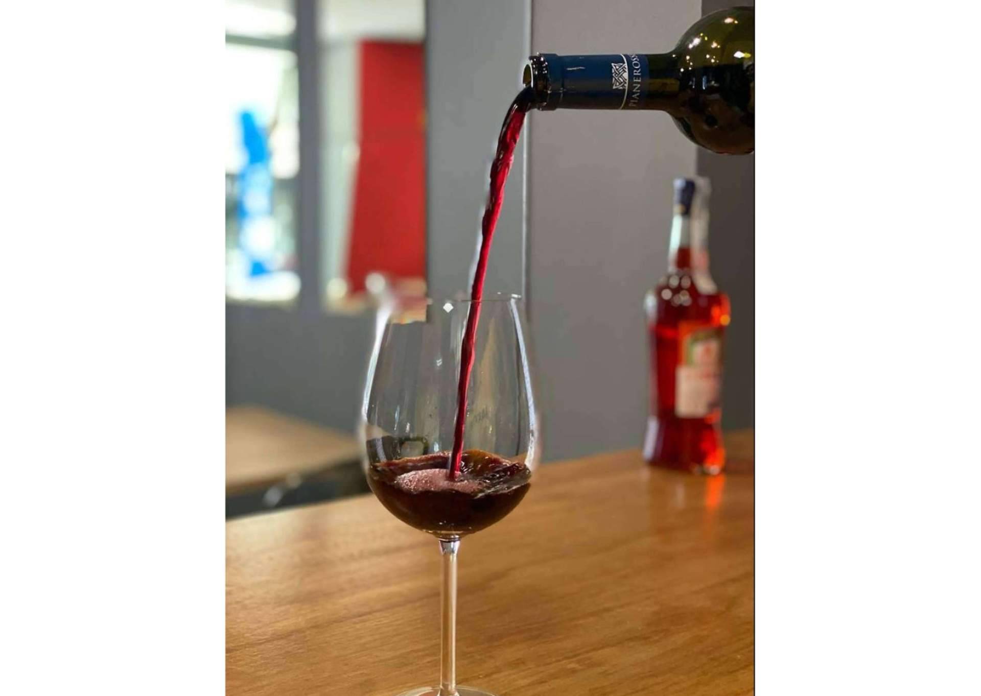 La experiencia de degustación y maridaje entre el vino italiano y las tablas de embutidos y quesos, en Aperitalia