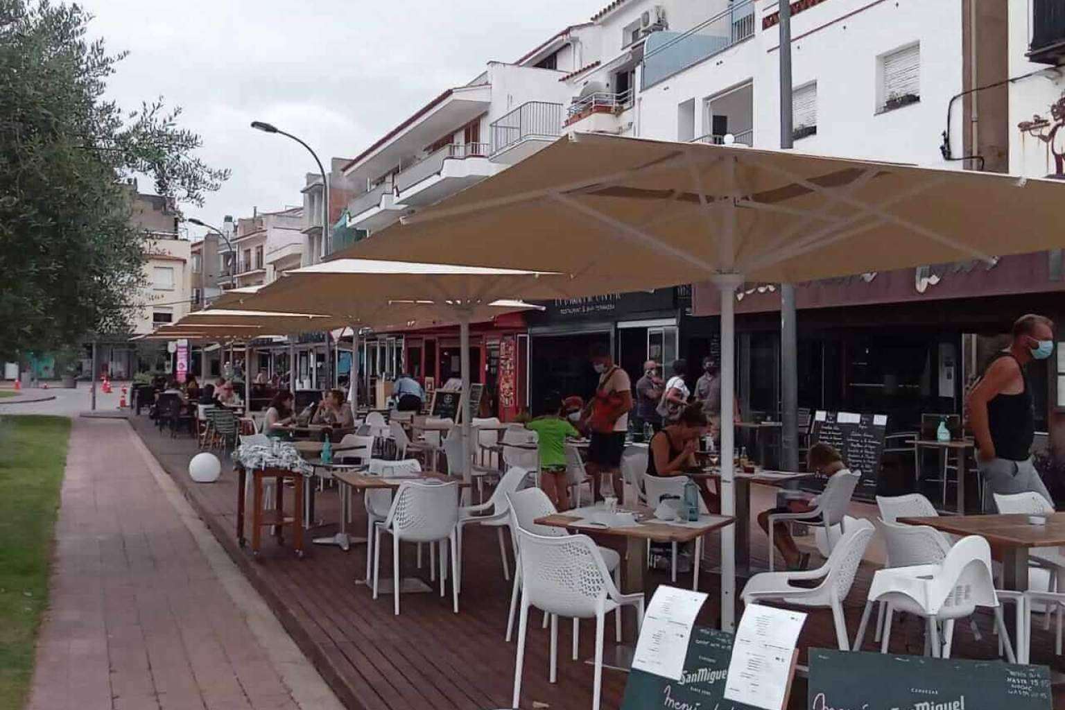 Real Hostelería dispone de un amplio catálogo de sombrillas