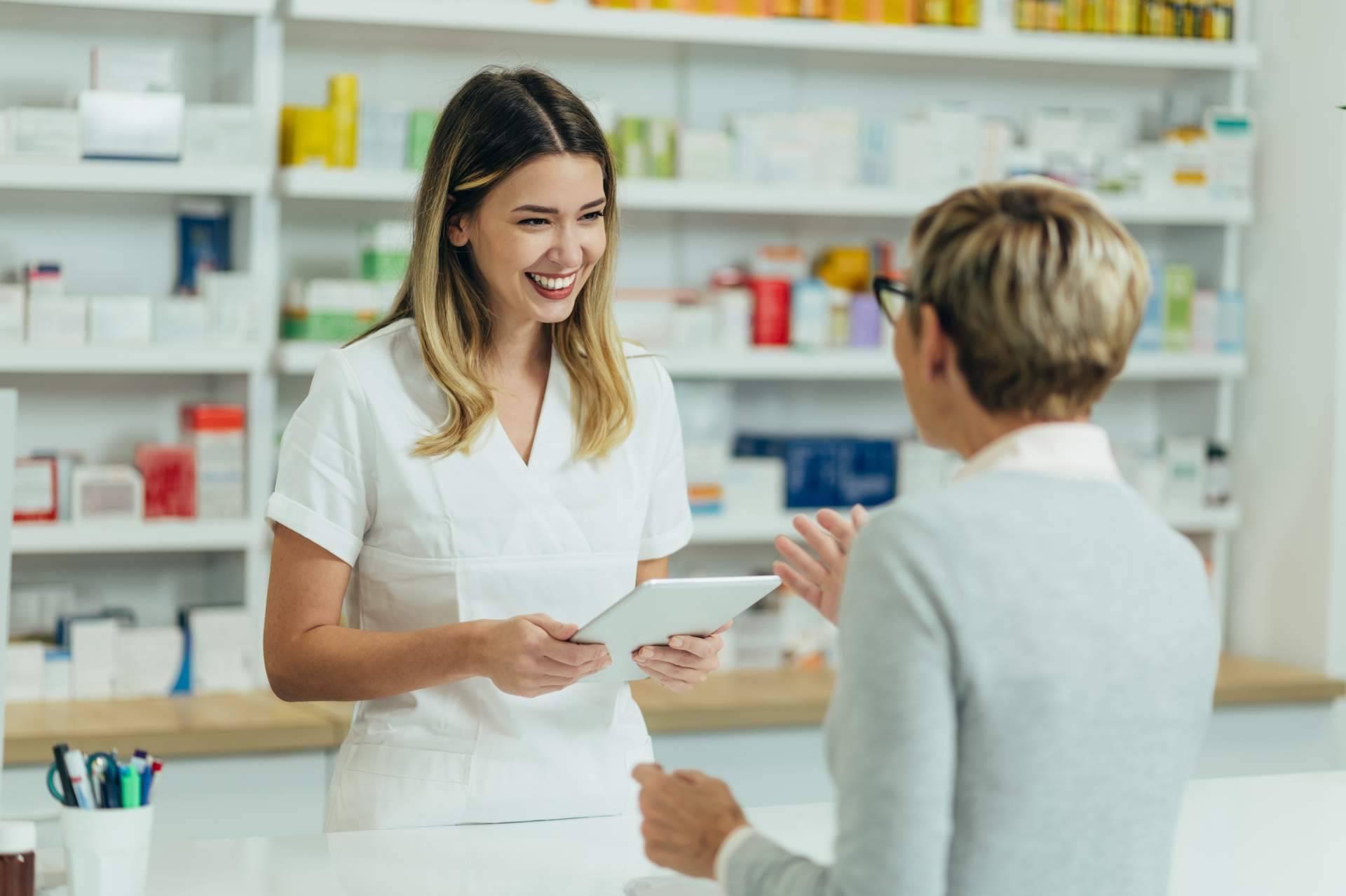¿Qué propuestas educativas existen para facilitar la transición al mercado laboral en farmacia y parafarmacia?