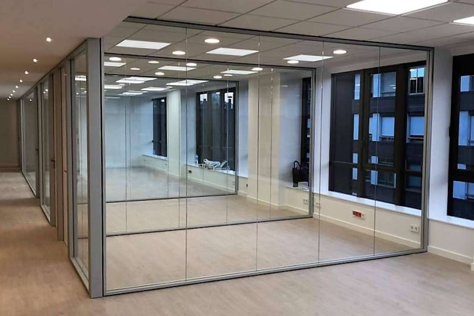 Instalación de mamparas de oficina en Madrid, de la mano de Protecnics Global