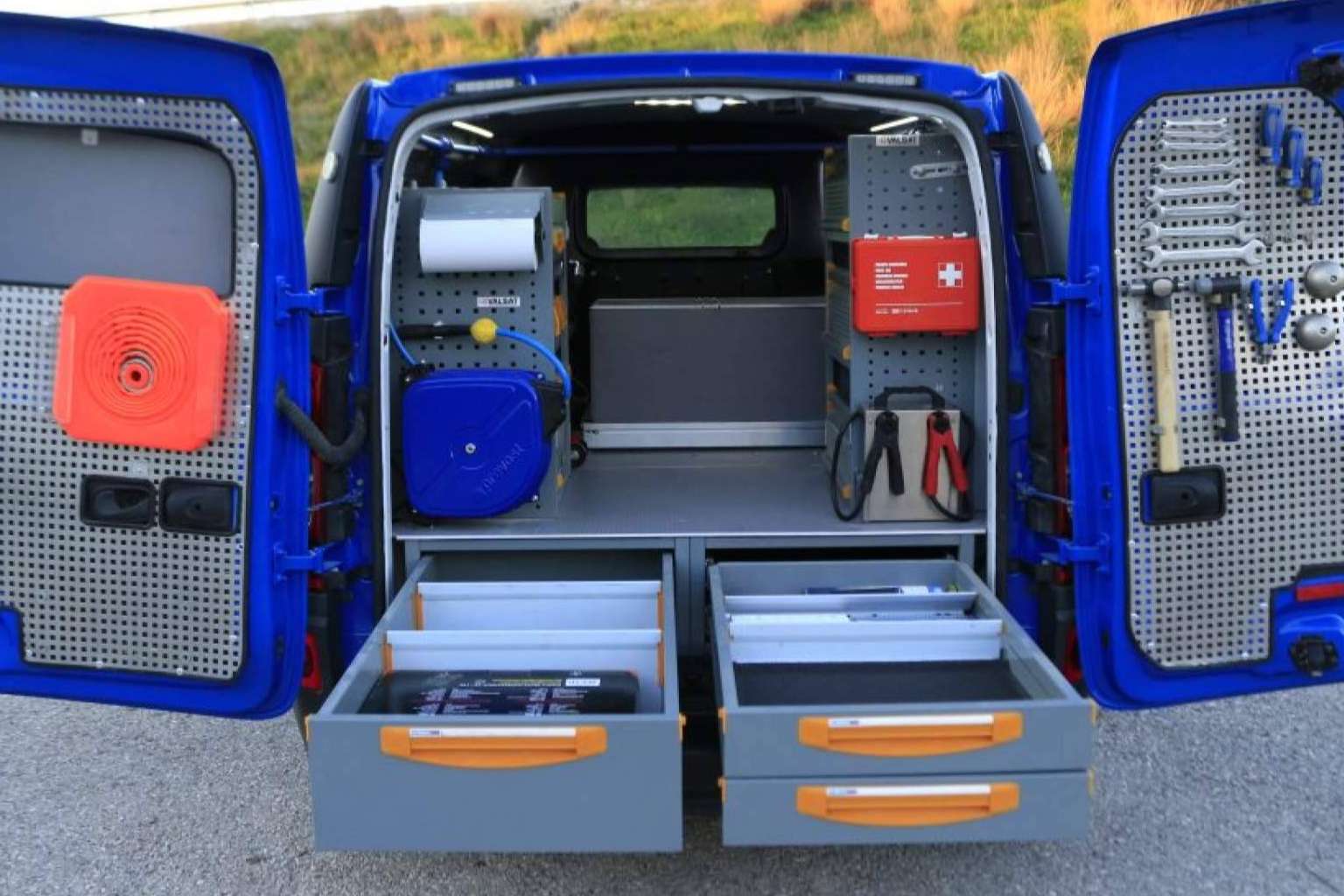 Valsat es una empresa especializada en equipamientos a medida de furgonetas y vehículos