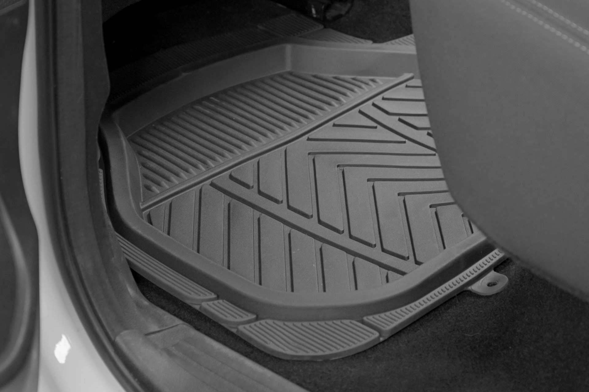 Wagen Covers fabrica y distribuye fundas de asiento y pisos de goma para múltiples vehículos