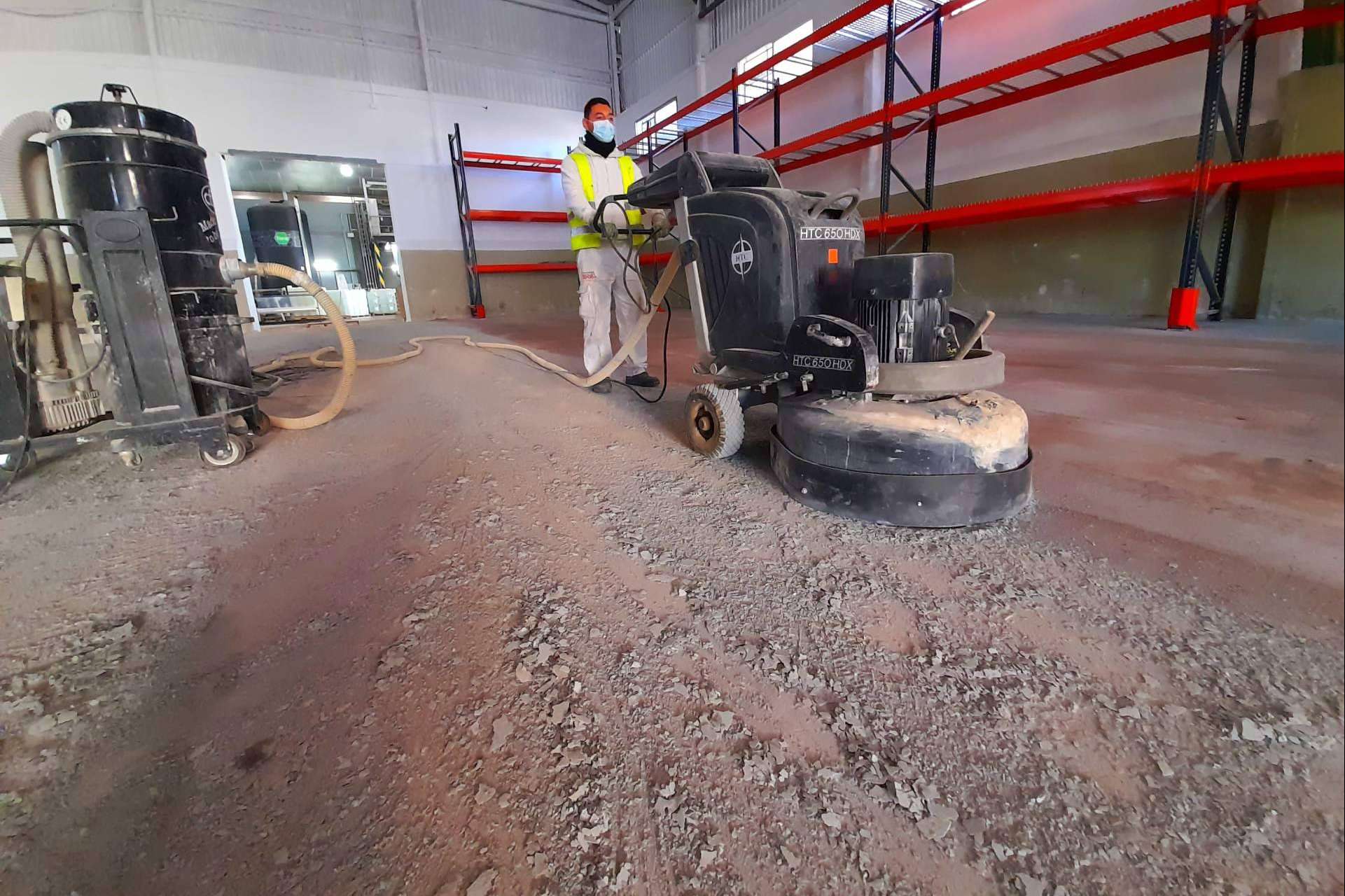 Espacios industriales más seguros y resistentes con los pavimentos de Serviarnau
