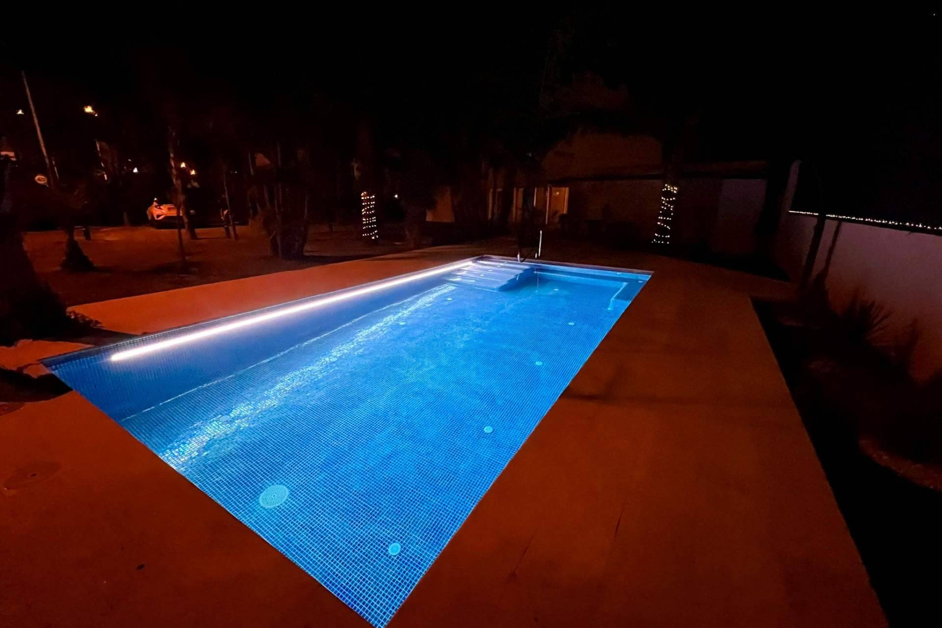 Tecnología sin químicos ni electricidad; así purifica el agua de piscinas el sistema Pool Tiger