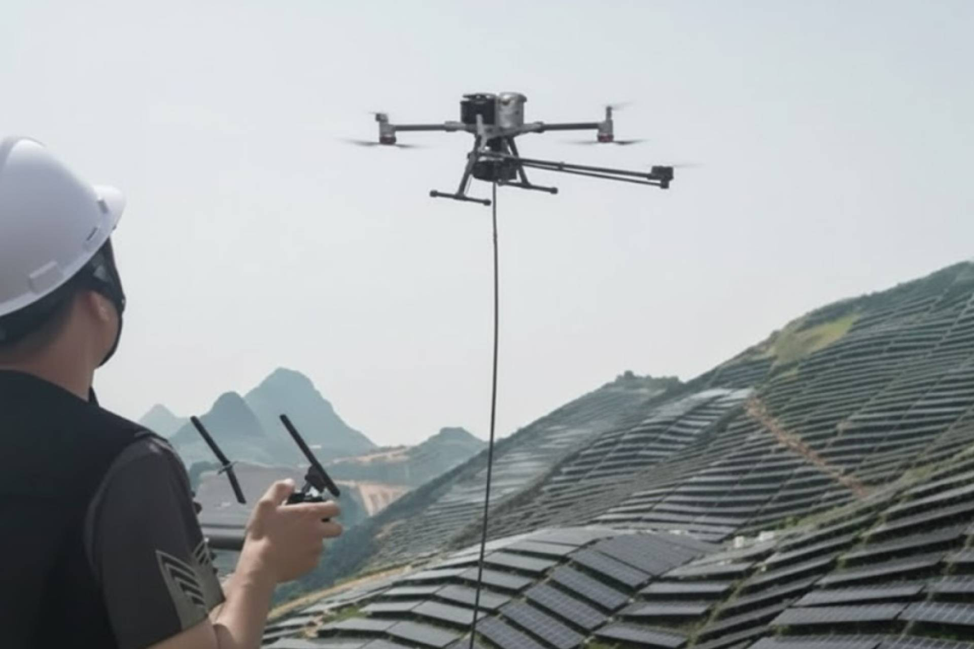 Innovación aérea con Galvañ Lacados; limpieza de fachadas y placas solares con drones