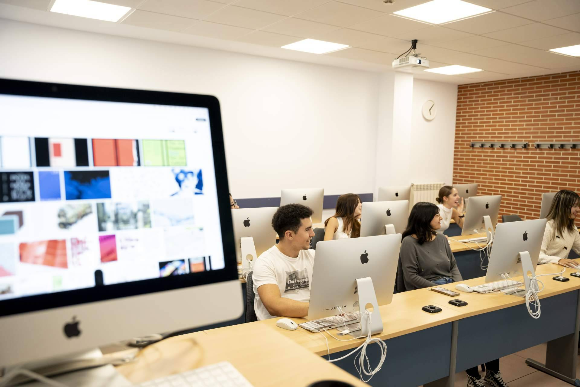 ¿Amenaza u oportunidad? La IA se convierte en aliada del diseño gráfico en la formación universitaria