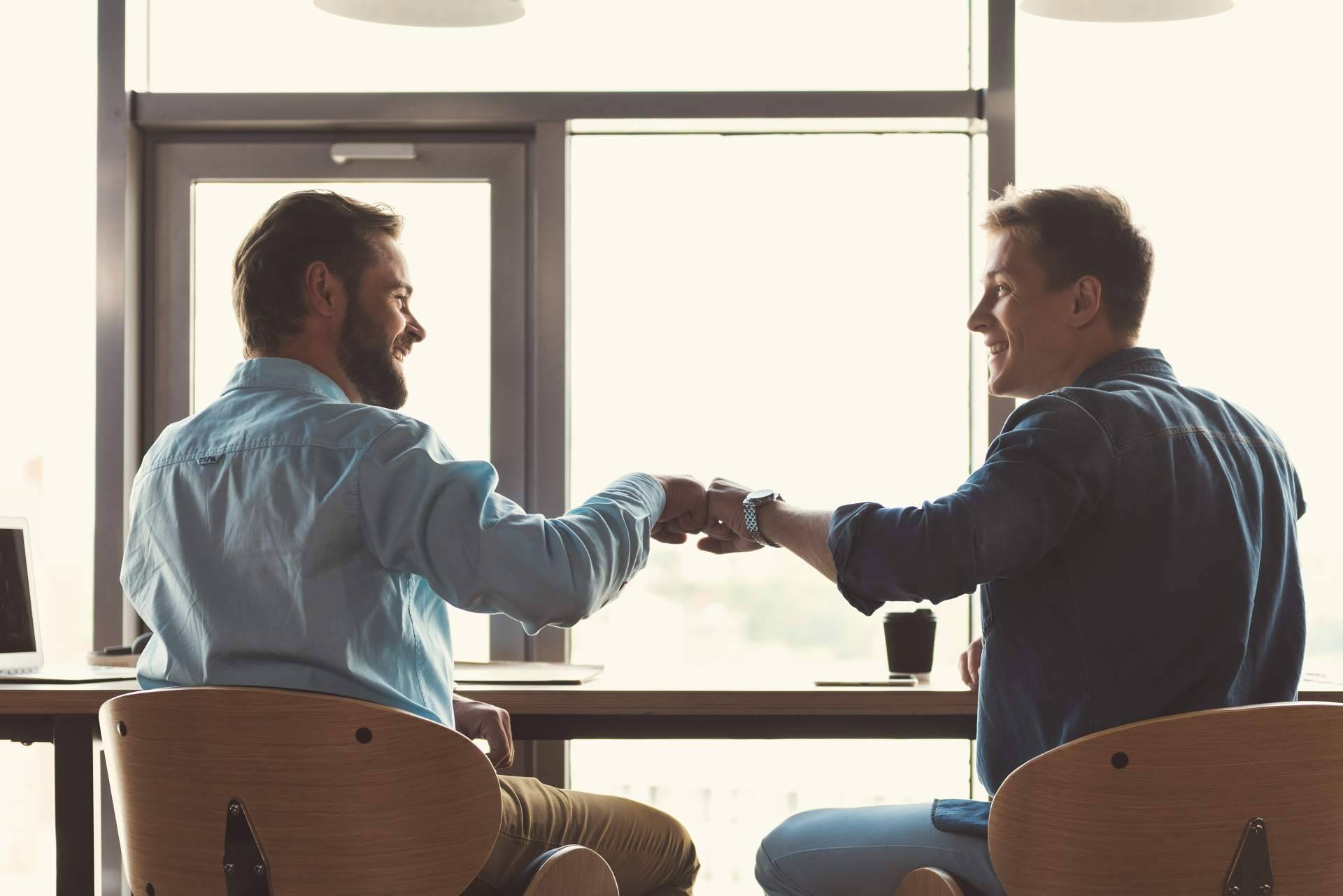 Cafetera superautomática y cafeteria para oficina; una solución práctica para cuidar al empleado